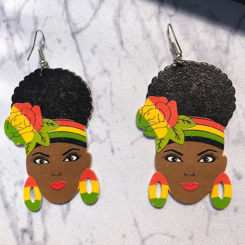 Black woman earrings in Jamaican colors